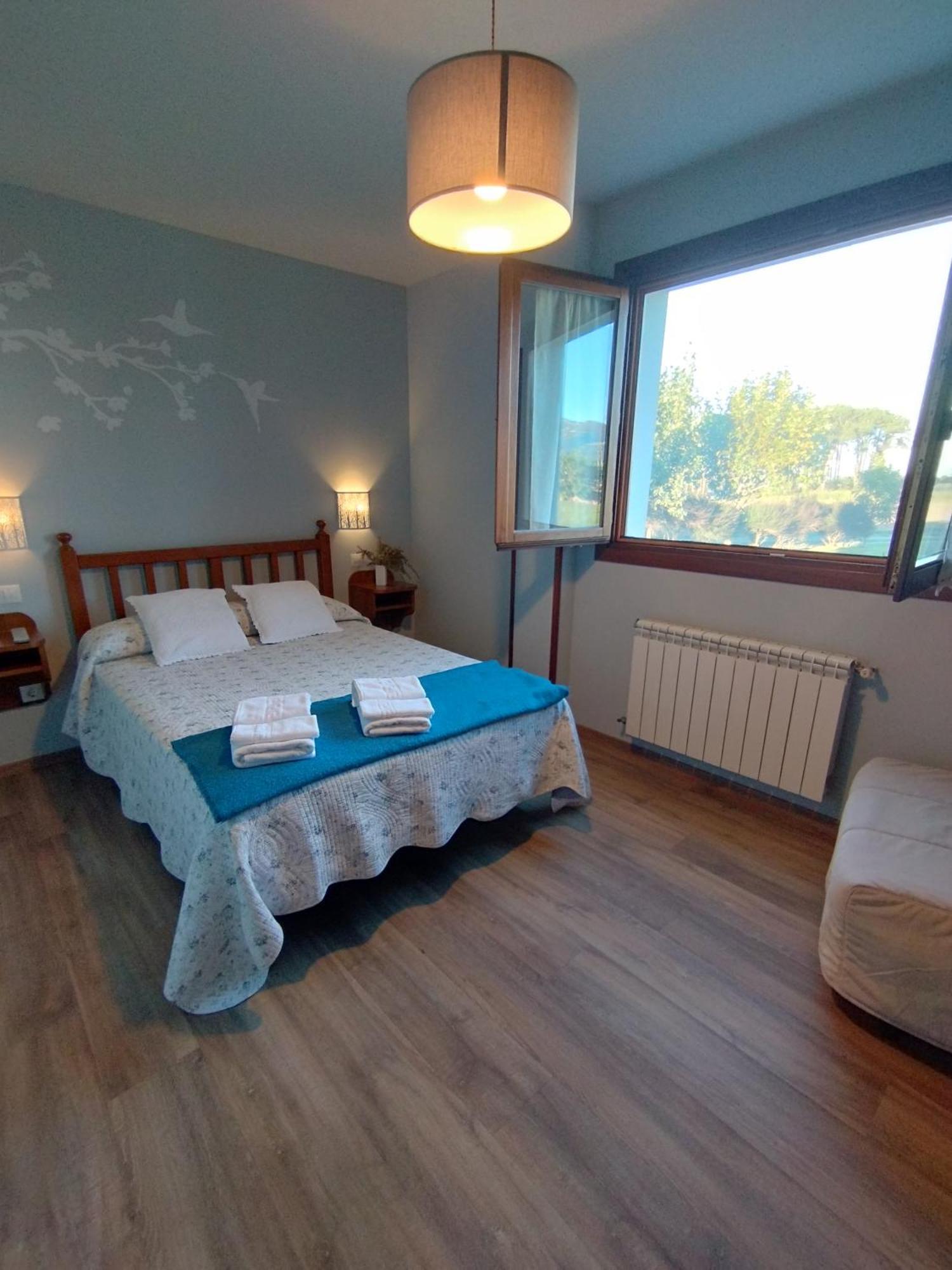 Apartamentos La Cruz De Paderne Navia Pokoj fotografie